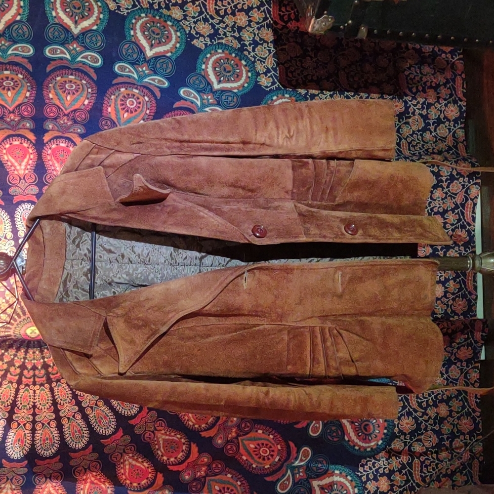 1972 suede Brown jacket large.... Runs runs about half an inch short in the arms